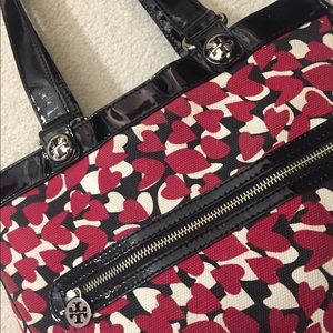 new🛍sale! Tory Burch Hearts Canvas&BlkPatent Tote